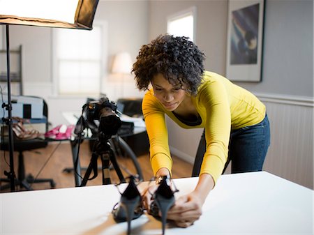 e-commerce - USA, Utah, Orem, Young woman preparing high heels for photograph Foto de stock - Sin royalties Premium, Código: 640-06050803