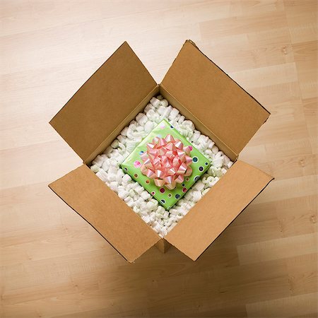 embalaje - gift in a shipping box Foto de stock - Sin royalties Premium, Código: 640-06051142