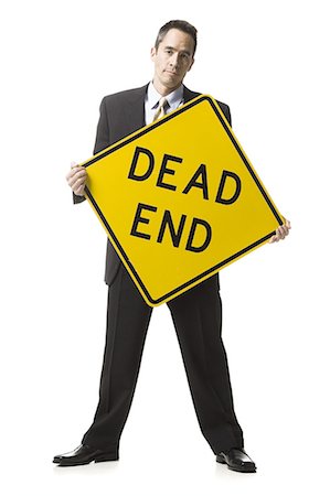 dead end sign - personne tenant une pancarte dead end Photographie de stock - Premium Libres de Droits, Code: 640-06051167