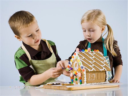 children baking Fotografie stock - Premium Royalty-Free, Codice: 640-06051349