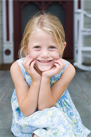 girl sitting on the front porch Foto de stock - Sin royalties Premium, Código: 640-06051540