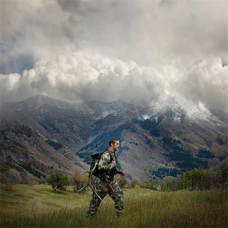 chasseur à pied à travers le désert avec les bois de cerfs Photographie de stock - Premium Libres de Droits, Code: 640-06051633