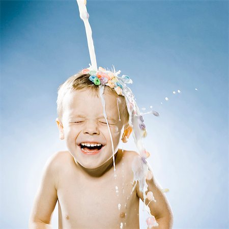 boy with cereal and milk being poured on his head Foto de stock - Sin royalties Premium, Código: 640-06051669