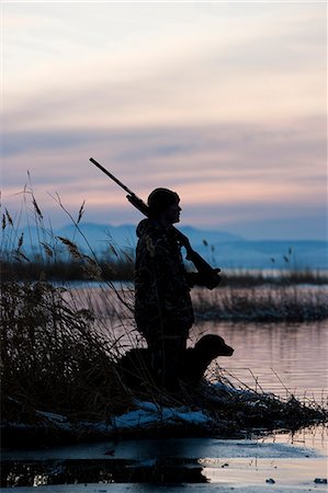 man and his dog duck hunting Foto de stock - Sin royalties Premium, Código: 640-06051662