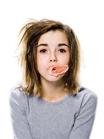 girl with a messy appearance popping a bubble gum bubble Foto de stock - Sin royalties Premium, Código: 640-06051705