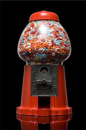 distributore di gomme da masticare - gumball machine full of pills Fotografie stock - Premium Royalty-Free, Codice: 640-06051834