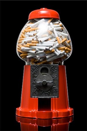 distributore di gomme da masticare - gumball machine full of cigarettes Fotografie stock - Premium Royalty-Free, Codice: 640-06051835