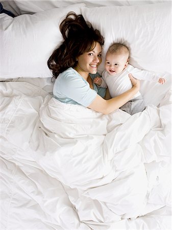 simsearch:640-06963758,k - mother and baby in bed Foto de stock - Royalty Free Premium, Número: 640-06051863