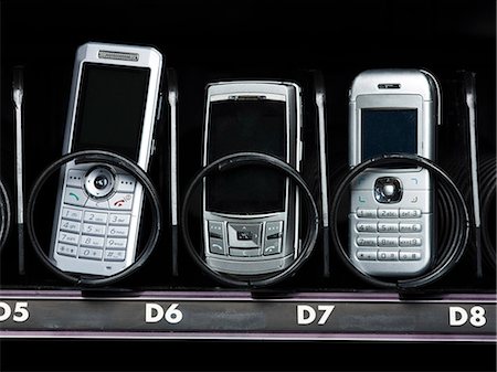 cell phones in a vending machine Foto de stock - Sin royalties Premium, Código: 640-06051897