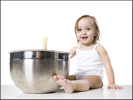 simsearch:640-02949108,k - baby girl and a mixing bowl Foto de stock - Sin royalties Premium, Código: 640-06051936