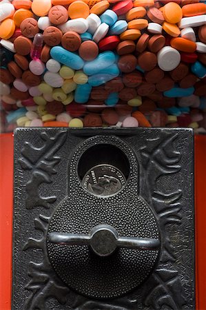 distributore di gomme da masticare - gumball machine full of pills Fotografie stock - Premium Royalty-Free, Codice: 640-06052025