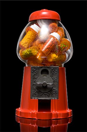 distributore di gomme da masticare - gumball machine full of pills Fotografie stock - Premium Royalty-Free, Codice: 640-06052021