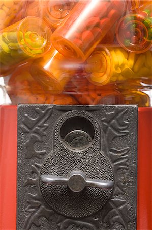 distributore di gomme da masticare - gumball machine full of pills Fotografie stock - Premium Royalty-Free, Codice: 640-06052023
