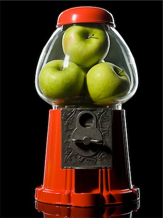 distributore di gomme da masticare - green apples in a gumball machine Fotografie stock - Premium Royalty-Free, Codice: 640-06052032