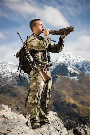 man hunting in the wilderness Foto de stock - Sin royalties Premium, Código: 640-06052095