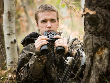 posição - man hunting in the wilderness Foto de stock - Royalty Free Premium, Número: 640-06052102