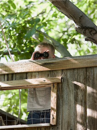 little boy looking through binoculars Stock Photo - Premium Royalty-Free, Code: 640-06052119