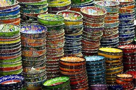 simsearch:640-06963530,k - Turkey, Grand Baazar, Close up of colorful bowls in stacks Fotografie stock - Premium Royalty-Free, Codice: 640-06963077