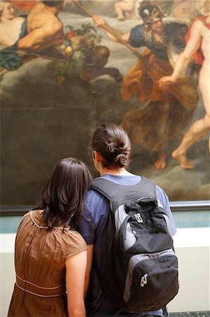 people looking at art - France, Paris, Young couple watching paintings in Louvre Museum Foto de stock - Sin royalties Premium, Código: 640-06963093