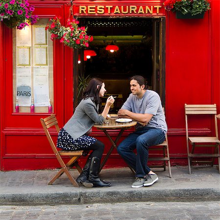 rendez-vous amoureux - France, Paris, Young couple sitting in sidewalk cafe Photographie de stock - Premium Libres de Droits, Code: 640-06963110