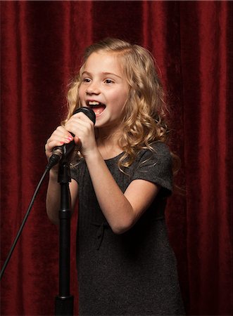 simsearch:649-03621845,k - USA, Utah, Orem, Portrait of girl (8-9) singing with microphone Stockbilder - Premium RF Lizenzfrei, Bildnummer: 640-06963174