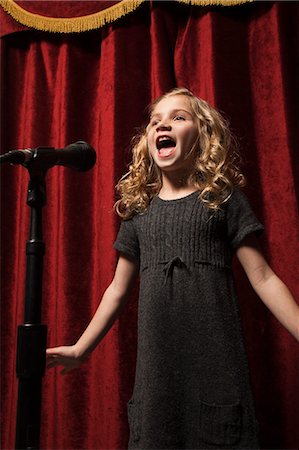 palestra - USA, Utah, Orem, Portrait of girl (8-9) singing with microphone Foto de stock - Royalty Free Premium, Número: 640-06963184