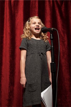 simsearch:640-06963177,k - USA, Utah, Orem, Portrait of girl (8-9) singing with microphone Photographie de stock - Premium Libres de Droits, Code: 640-06963186