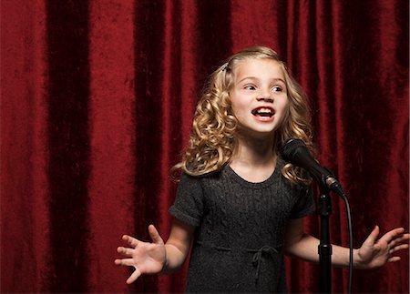 simsearch:640-06963177,k - USA, Utah, Orem, Portrait of girl (8-9) singing with microphone Photographie de stock - Premium Libres de Droits, Code: 640-06963192