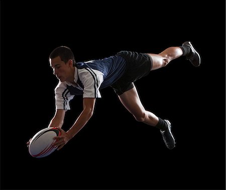 diving (not water) - Studio portrait of teenage boy (14-15) with rugby ball Foto de stock - Sin royalties Premium, Código: 640-06963235