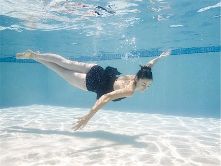 swimming (animals) - USA, Utah, Orem, Female ballet dancer under water Stock Photo - Premium Royalty-Free, Code: 640-06963245