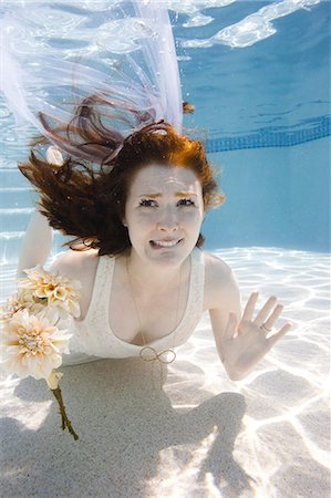 USA, Utah, Orem, Portrait of young bride with bouquet under water Fotografie stock - Premium Royalty-Free, Codice: 640-06963265