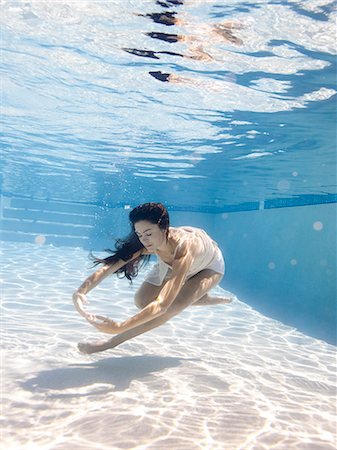 simsearch:640-06963342,k - USA, Utah, Orem, Young woman in pool ballet dancing Foto de stock - Sin royalties Premium, Código: 640-06963303