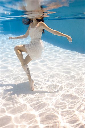 simsearch:640-06963342,k - USA, Utah, Orem, Young woman in pool ballet dancing Foto de stock - Sin royalties Premium, Código: 640-06963314