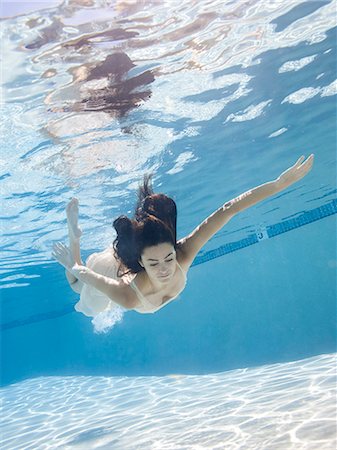 person underwater looking up - USA, Utah, Orem, Young woman in pool ballet dancing Photographie de stock - Premium Libres de Droits, Code: 640-06963324