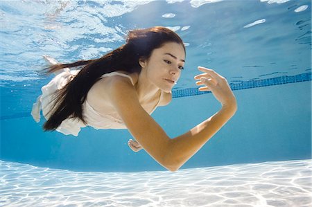 simsearch:640-06963342,k - USA, Utah, Orem, Young woman in pool ballet dancing Foto de stock - Sin royalties Premium, Código: 640-06963322