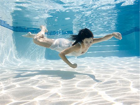 person underwater looking up - USA, Utah, Orem, Young woman in pool ballet dancing Photographie de stock - Premium Libres de Droits, Code: 640-06963336