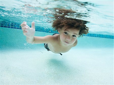 person underwater looking up - USA, Utah, Orem, Boy (4-5) swimming in swimming pool Photographie de stock - Premium Libres de Droits, Code: 640-06963359