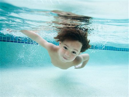 simsearch:640-06963380,k - USA, Utah, Orem, Boy (4-5) swimming in swimming pool Photographie de stock - Premium Libres de Droits, Code: 640-06963360