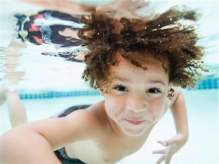 portrait of a boy underwater - USA, Utah, Orem, Boy (4-5) swimming in pool Foto de stock - Sin royalties Premium, Código: 640-06963376