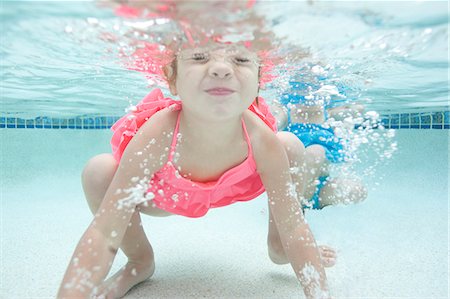 USA, Utah, Orem, Girls (2-3, 4-5) swimming in pool Foto de stock - Sin royalties Premium, Código: 640-06963377