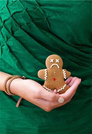 Woman's hand holding sad gingerbread man Foto de stock - Sin royalties Premium, Código: 640-06963386