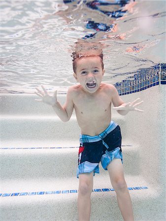 portrait of a boy underwater - USA, Utah, Orem, Boy (6-7) swimming in pool Foto de stock - Sin royalties Premium, Código: 640-06963380