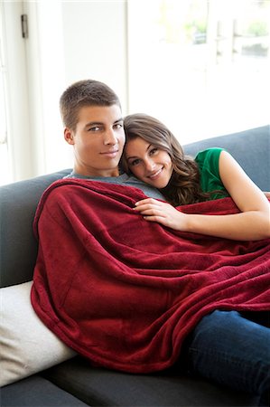 simsearch:640-06963399,k - Young couple sofa resting on sofa Foto de stock - Royalty Free Premium, Número: 640-06963395