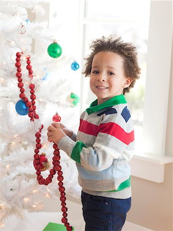 simsearch:640-06963728,k - Happy young boy decorating Christmas tree Foto de stock - Sin royalties Premium, Código: 640-06963470