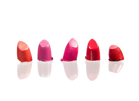 simsearch:640-02657375,k - Five different coloured lipsticks Photographie de stock - Premium Libres de Droits, Code: 640-06963542
