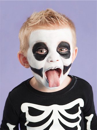 sacando la lengua - Portrait of boy (2-3) in skeleton costume for Halloween Foto de stock - Sin royalties Premium, Código: 640-06963557