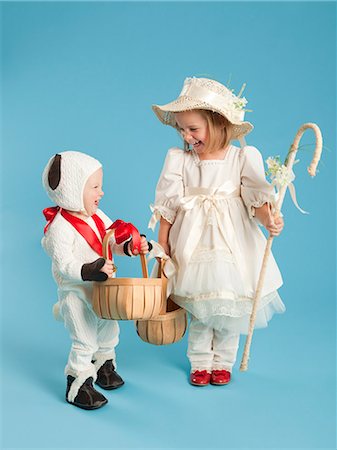 Girl (2-3) as Little Bo Peep with boy (12-17 months) as lamb for Halloween Foto de stock - Sin royalties Premium, Código: 640-06963579