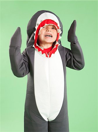 Portrait of boy (6-7) in shark costume for Halloween Foto de stock - Sin royalties Premium, Código: 640-06963594