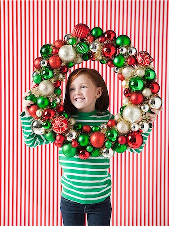 simsearch:640-06963728,k - Studio portrait of girl (4-5) holding Christmas decoration Foto de stock - Sin royalties Premium, Código: 640-06963696