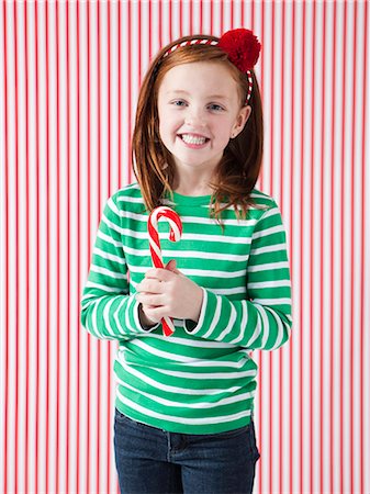 simsearch:640-06963728,k - Studio portrait of girl (4-5) holding candy cane Foto de stock - Sin royalties Premium, Código: 640-06963693